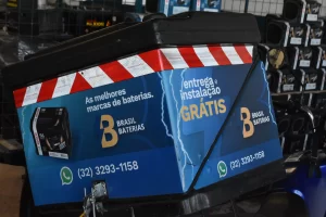 Baú de moto com a logo da Brasil Baterias.